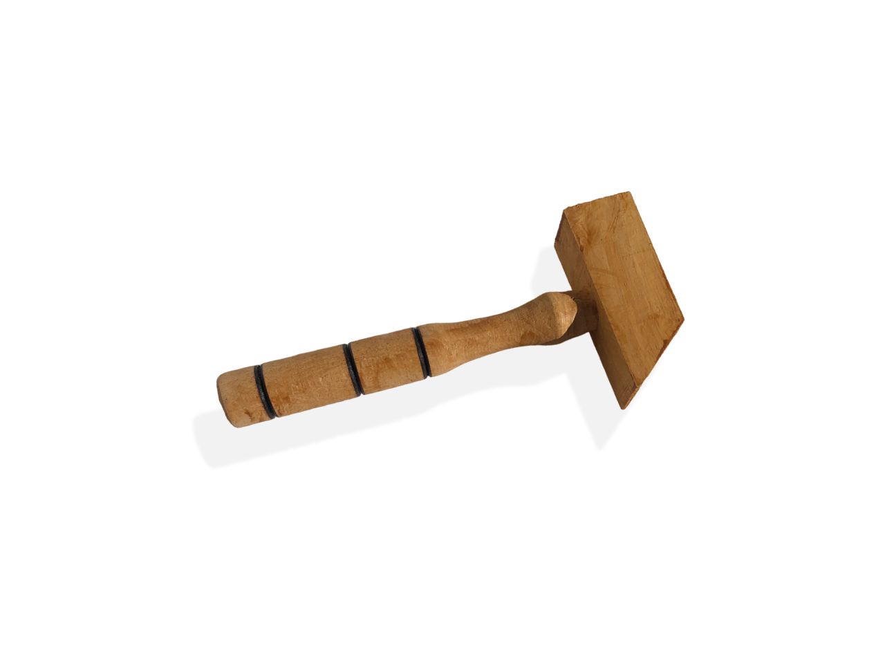 Gadget martello intagliato in legno.